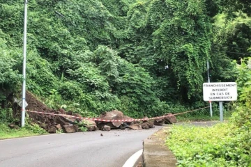 Saint-Leu : des travaux d'hélitreuillage en cours, la rue Haute toujours coupée 