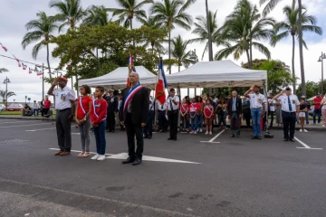 La Possession : célébration du 14 Juillet face au Monument aux Morts sur le parvis de la Mairie