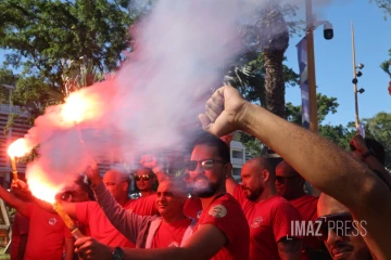 À La Réunion, les citoyens mobilisés devant la préfecture contre 