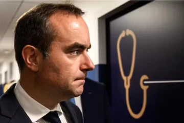 Le nouveau Premier ministre français Sébastien Lecornu visite le centre de santé départemental de Mâcon, le 13 septembre 2025. © Crédit photo : JEFF PACHOUD / AFP 