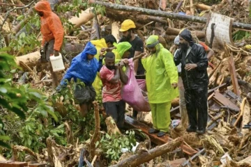   Des secouristes transportent le corps d'une victime pendant une opération de recherches et de secours après un glissement de terrain à Wayanad, en Inde, le 30 juillet 2024 AFP R. J. Mathew
