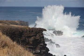 houle en bord de mer avec de grosses vagues