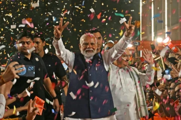 Le Premier ministre indien Narendra Modi fait le signe de la victoire en arrivant au siège de son parti, le BJP, le 4 juin 2024 à New Delhi