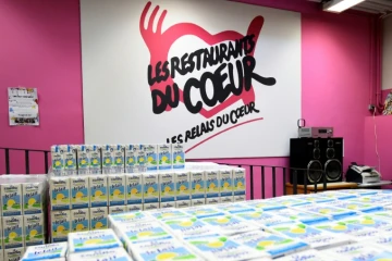 Des stocks de lait dans un local des Restos du coeur, le 22 novembre 2016 à Paris