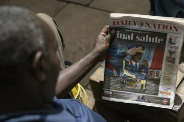 Un homme regarde la Une du journal Daily Nation sur la mort dans un accident d'hélicoptère du chef des armées, le général Francis Omondi Ogolla, le 19 avril 2024 à Nairobi, au Kenya