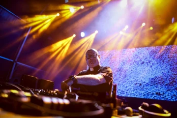 Le prêtre et DJ Guilherme Peixoto, sur scène lors d'une fête populaire à Coimbra, le 4 juillet 2024 au Portugal