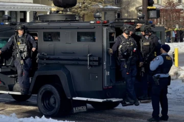 Des agents de police arrivent à Minneapolis, le 7 janvier 2026, où un policier de l'immigration a tué une femme lors d'une opération  