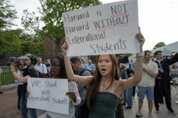 Des manifestants avec des pancartes après un rassemblement contre les attaques du président Donald Trump contre l'université de Harvard