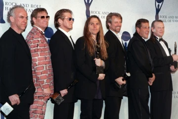 Randy Meisner (d) et les autres membres des Eagles avaient été intronisés au Rock & Roll Hall of Fame en 1998 ( JON LEVY / AFP/Archives )