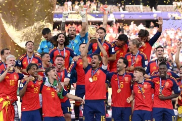 Le capitaine espagnol Rodri soulève le trophée de la Coupe du monde