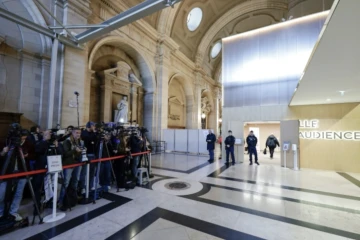 Des journalistes devant la salle d'audience du procès de l'assassinat de Samuel Paty à la cour d'assises spéciale de Paris, le 4 novembre 2024 ( AFP / STEPHANE DE SAKUTIN )