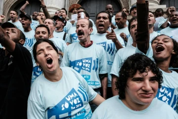 Des sans-abris en concert sur les escaliers extérieurs de l'imposant Teatro Municipal, le 22 juillet 2016 à Rio