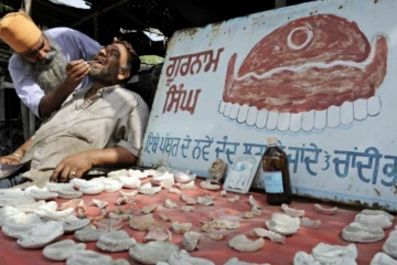 Un dentiste de rue à Amritsar (Inde) le 4 juillet 2009 ( AFP / NARINDER NANU )