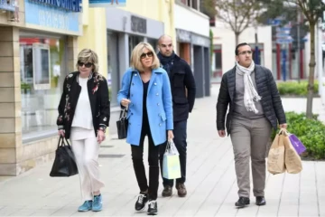Michèle dite "Mimi" Marchand (à gauche) et Brigitte Macron au Touquet le 22 avril 2017 ( AFP / Eric Feferberg )