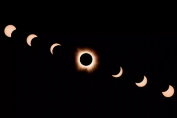 Un montage réalisé à partir de sept photos montrant l'évolution de l'éclipse totale à Bloomington, dans l'Indiana, le 8 avril 2024 ( AFP / JOSH EDELSON )