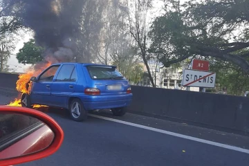 Voiture en feu, la Jamaïque, bretelle d'insertion du Chaudron