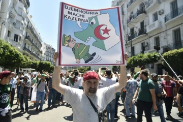Défilé dans les rues d'Alger pour la 19e manifestation hebdomadaire