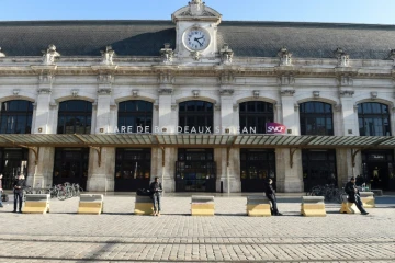 Des gens attendent devant la gare de Bordeaux le 23 janvier 2017