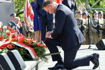 Le président polonais Andrzej Duda dépose une gerbe lors de la cérémonie à la mémoire des héros du soulèvement du ghetto de Varsovie en 1943. Le 19 avril 2018