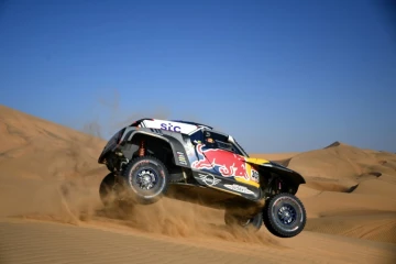 La Mini pilotée par Stéphane Peterhansel fonce sur les dunes du rallye-raid "Dakar" en direction de Wadi Ad-Dawasir, le 4 janvier 2021