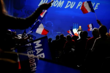 La candidate du Front National à la présidentielle, Marine Le Pen (c), en réunion de campagne le 18 mars 2017 à Metz