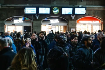 Des passagers attendent leur train en retard à la gare de Strasbourg, dans le bas-Rhin, le 26 avril 2024