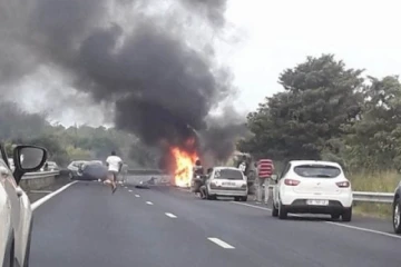 Deux voitures en feu sur la quatre voies.