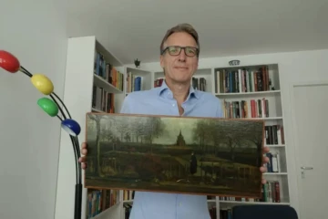 Photo fournie par le détective néerlandais Arthur Brand qui le montre en train de poser avec le tableau de Van Gogh intitulé "Le jardin du presbytère de Nuenen au printemps" le 11 septembre 2023 à Amsterdam ( ARTHUR BRAND / Handout )