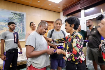 Saint-Denis : médaille d'honneur pour les jeunes ayant sauvé une gramoune des flammes