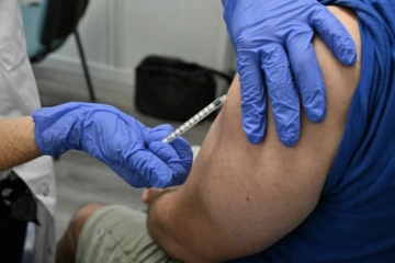 Les autorités sanitaires ont largement maintenu en l'état lundi leurs recommandations en matière de vaccination contre le mpox, n'élargissant pas le vaccin à de nouvelles catégories de population mais suggérant une dose de rappel aux personnes déjà jugées à risque ( AFP / Pascal GUYOT )