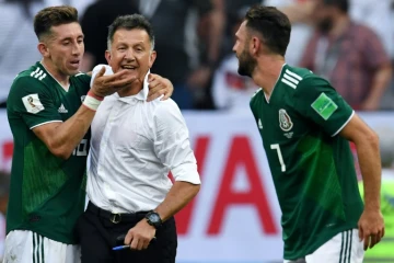 Le sélectionneur du Mexique Juan Carlos Osorio (c) avec ses joueurs Hector Herrera (g) et Miguel Layun après la victoire 1-0 contre l'Allemagne au Mondial, le 17 juin 2018 à Moscou