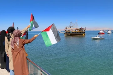 Des sympathisants saluent le passage de bateaux de la Flottille pour Gaza, le 5 octobre 2025, à Van (Turquie). (EMRE ILIKAN / ANADOLU / AFP)