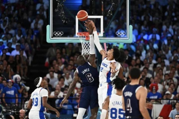 LeBron James et Victor Wembanyama au duel en finale des Jeux olympiques. | PHOTO : ARIS MESSINIS / AFP