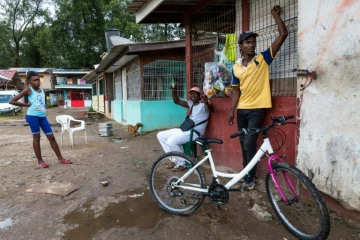 Dans le quartier Matine-Leblond à Cayenne, en Guyane le 31 mars 2017, le quotidien est ralenti par les barrages