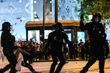 Des policiers anti-émeutes interpellent un supporter du PSG sur l’avenue des Champs-Élysées, samedi 31 mai 2025. | LOU BENOIST / AFP