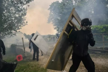 Heurts entre militants écologistes et forces de l'ordre lors d'une manifestation contre l'autoroute A69
