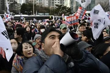 Des soutiens de Yoon Suk Yeol se rassemblent devant un tribunal de Séoul où le président sud-coréen suspendu comparaît lors d'une audience sur la demande de prolongation de sa détention, le 18 janvier 2025 ( AFP / ANTHONY WALLACE )