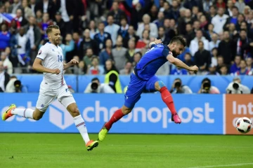 Olivier Giroud ouvre le score pour la France face à l'Islande en quart de l'Euro, le 3 juillet 2016 au Stade de France