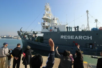 Un bateau quitte le port japonais de Shimonoseki pour une campagne de chasse à la baleine dans l'Antarctique, le 1er décembre 2015