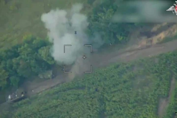 Image diffusé par le ministère russe de la Défense, le 8 août 2024, montrant une attaque de drone russe contre des véhicules blindés ukrainiens près de Soudja, dans la région de Koursk