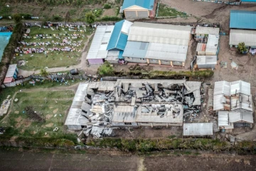 Cette vue aérienne montre les dommages causés par un incendie au dortoir de l'Académie Hillside à Endarasha dans le comté de Nyeri au Kenya, le 6 septembre 2024
