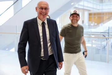 Le patron de la Fédération française de rugby, Bernard Laporte, arrive au tribunal à Paris où il doit être jugé pour des soupçons de favoritisme impliquant le milliardaire Mohed Altrad, le 7 septembre 2022 