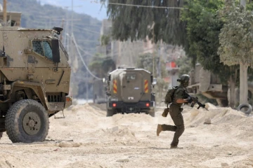 Un soldat israélien en opération lors d'un raid dans le camp de réfugiés palestiniens de Nour Shams, près de la ville de Tulkarem, en Cisjordanie occupée par Israël, le 28 août 2024