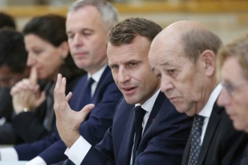 Le président de la République Emmanuel Macron (C) préside le conseil des ministres, le 17 octobre 2018 à Paris