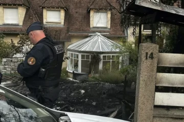 La façade du domicile du maire LR de L'Haÿ-les-Roses (Val-de-Marne) le 2 juillet après l'attaque dans la nuit à la voiture-bélier enflammée ( AFP / Nassim GOMRI )