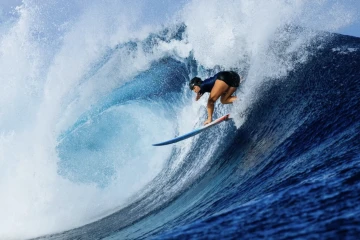Johanne Defay samedi dernier sur la vague de Cloudbreak où elle s'était imposée en 2016 (© Matt Dunbar / WSL)