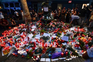 Des passants rendent hommage aux victimes de l'attentat sur les Ramblas à Barcelone, le 18 août 2017
