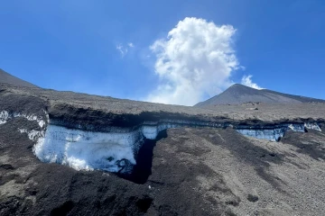 Italie : l'Etna continue de cracher un énorme panache de cendres et de gaz
