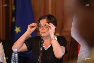 Annick Girardin devant les gilets jaunes en Préfecture