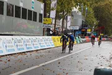 Paris-Tours : la cycliste Réunionnaise Léa Grondin remporte l'argent